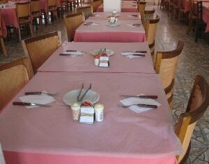 Como o papel parafinado branco reduz o tempo de limpeza e aumenta o giro de mesas em restaurantes