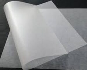 A importância do papel manteiga na preparação, embalagem e proteção de alimentos