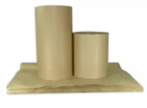 Se a sua empresa trabalha com envio de produtos, transporte interno ou armazenamento, existe uma pergunta inevitável: como reduzir custos de embalagem sem comprometer a proteção dos produtos? É nesse ponto que o papel semikraft começa a ganhar destaque. Muitas empresas utilizam Papel Kraft puro em todas as aplicações sem avaliar se realmente precisam desse nível de resistência. Isso gera um gasto desnecessário com materiais de embalagem que poderiam ser substituídos por alternativas mais econômicas. Neste artigo, você vai entender quando o papel semikraft é a escolha certa, como identificar um semikraft de qualidade e quando ainda vale investir em papéis mais resistentes. Continue lendo para descobrir como reduzir custos sem perder eficiência no processo de embalagem. O que é papel semikraft e por que ele é mais econômico O papel semikraft é um papel produzido a partir de fibras recicladas de celulose, muitas vezes provenientes de aparas de papéis kraft ou caixas de papelão recicladas. Por ser reciclado, seu custo de produção é menor. Essa característica faz com que ele seja uma alternativa muito mais econômica para várias aplicações de embalagem, principalmente quando não é necessária uma resistência elevada. Na prática, muitas empresas conseguem reduzir significativamente seus custos operacionais substituindo o Papel Kraft puro por semikraft em aplicações específicas. Quando usar papel semikraft em vez de Papel Kraft Nem todo produto exige uma embalagem extremamente resistente. Muitas operações utilizam papéis mais robustos apenas por hábito, sem analisar a real necessidade. O papel semikraft funciona muito bem em situações como proteção de peças leves, enchimento de caixas, intercalamento de produtos ou forração de superfícies. Nesses casos, o objetivo não é suportar grandes cargas, mas apenas evitar riscos, impactos leves ou movimentação dentro da embalagem. Nem todo semikraft é igual: como identificar um produto de qualidade Um erro comum é pensar que todo semikraft possui a mesma qualidade. Na prática, existe uma diferença enorme entre um papel reciclado bem produzido e outro fabricado com aparas de baixa qualidade. Um bom papel semikraft precisa ser fabricado com aparas de kraft de boa procedência. Isso garante resistência ao rasgo e maior durabilidade durante o manuseio. Quando o fabricante utiliza materiais de segunda linha, o papel pode apresentar furos, rasgos e fragilidade excessiva, comprometendo totalmente sua função. Por que gramatura muito alta pode ser um problema Muitos compradores acreditam que um papel mais grosso significa automaticamente um papel melhor. No caso do semikraft, isso nem sempre é verdade. Um papel semikraft muito encorpado dificulta o manuseio durante a embalagem. Além disso, reduz o rendimento por quilo, pois a bobina terá menos metros disponíveis. Isso significa que, apesar de parecer mais resistente, ele pode aumentar o custo operacional e tornar o processo menos eficiente. A importância de um papel limpo e sem resíduos Outro fator crítico na qualidade do semikraft é a ausência de resíduos de reciclagem. Papéis produzidos em máquinas mal calibradas podem conter pequenas partículas de areia ou impurezas provenientes do processo de reciclagem. Esses resíduos podem arranhar superfícies delicadas ou danificar produtos durante o transporte. Por isso, um bom papel precisa ser limpo e livre de impurezas. Por que a umidade influencia diretamente na resistência do papel Durante a fabricação do papel, é essencial que o processo de secagem seja bem executado. Quando o papel não passa por uma secagem adequada, ele pode apresentar umidade residual. Isso compromete a resistência e facilita os rasgos durante o uso. Um papel semikraft bem produzido deve sair da máquina completamente seco. Isso garante maior resistência e melhor desempenho na embalagem. Papel Ecokraft: o semikraft superior da São Paulo Distribuidora Na São Paulo Distribuidora, o semikraft de melhor qualidade é chamado de Papel Ecokraft. Esse papel é produzido com aparas de kraft de boa procedência, sem impurezas e com controle rigoroso de qualidade. O resultado é um papel reciclado mais limpo, resistente e eficiente. Além disso, o Papel Ecokraft apresenta excelente rendimento, permitindo que as empresas utilizem mais metros de papel por quilo comprado. Apesar das vantagens do semikraft da São Paulo Distribuidora, existem situações em que o Papel Kraft puro ainda é a melhor escolha. Produtos pesados, com quinas ou que exigem alta resistência mecânica podem precisar da estrutura mais robusta do kraft virgem. Isso ocorre porque as fibras do kraft puro são mais longas e resistentes, garantindo maior resistência ao rasgo e ao estouro. Aplicações comuns do papel semikraft no mercado O papel semikraft é amplamente utilizado em diversos setores industriais e comerciais. Ele pode ser aplicado em proteção de produtos leves, embalagem de caixas pequenas, preenchimento de caixas para e-commerce, separação de peças durante transporte e forração de superfícies. É muito utilizado como papel para embalagem em operações logísticas que exigem economia sem abrir mão da proteção básica. Uma aplicação específica: proteção contra umidade com Papel kraft betumado Em algumas situações específicas, como transporte de peças metálicas ou equipamentos expostos à umidade, pode ser necessário utilizar materiais especiais. Dois exemplos são o Papel Parafinado e o Papel kraft betumado, que possuem tratamento impermeável e proteção adicional contra umidade. Esse tipo de papel não substitui o semikraft nas aplicações comuns, mas pode ser uma solução complementar quando a proteção contra umidade é essencial. Como reduzir custos de embalagem de forma inteligente A melhor estratégia para reduzir custos não é simplesmente escolher o material mais barato. O segredo está em utilizar o material correto para cada tipo de aplicação. Ao combinar papel semikraft, Papel Kraft e outros tipos de Papel para embalagem, sua empresa consegue equilibrar custo e proteção de forma muito mais eficiente. Economia inteligente começa com a escolha certa do papel O papel semikraft pode ser uma excelente solução para empresas que desejam reduzir custos de embalagem sem comprometer a proteção dos produtos. No entanto, para que essa estratégia funcione, é essencial escolher um semikraft de qualidade, limpo, resistente e com bom rendimento. O Papel Ecokraft da São Paulo Distribuidora atende exatamente esses critérios, oferecendo uma alternativa econômica ao kraft puro. E quando sua operação exigir resistência elevada, o Papel Kraft, também fornecido pela São Paulo Distribuidora, continua sendo a melhor solução. Se você quer reduzir custos de embalagem sem comprometer a qualidade, a São Paulo Distribuidora pode ajudar. Aqui você encontra diversas soluções em Papel para embalagem com excelente custo-benefício. Acesse nosso site e descubra a melhor opção para sua empresa